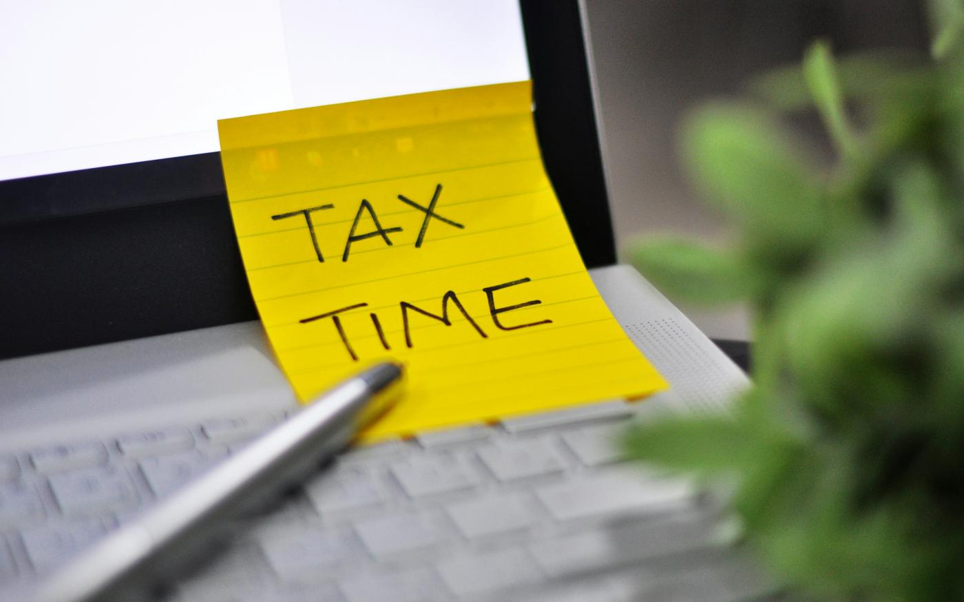 Yellow sticky note with tax time written on it. by Supannee U-prapruit courtesy of Unsplash.
